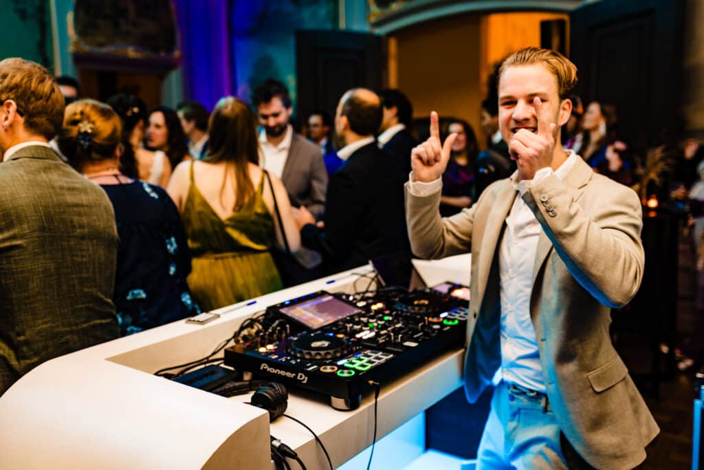 DJ Koen tijdens een bruiloft op Buitenplaats Sparrendaal