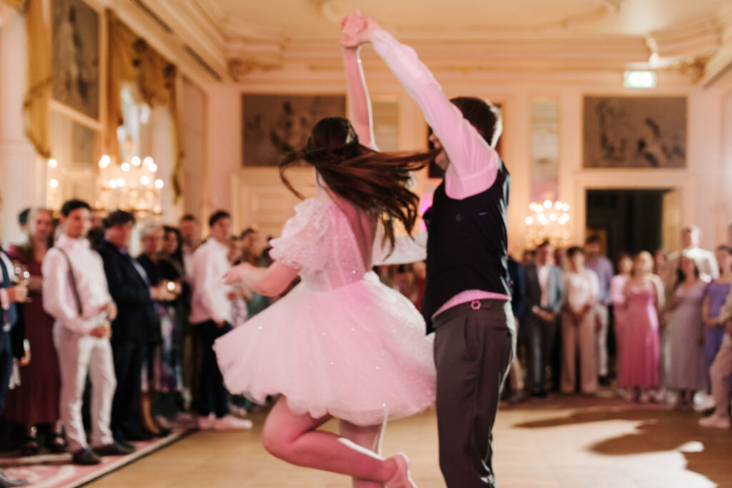 Feestende mensen tijdens hun first dance